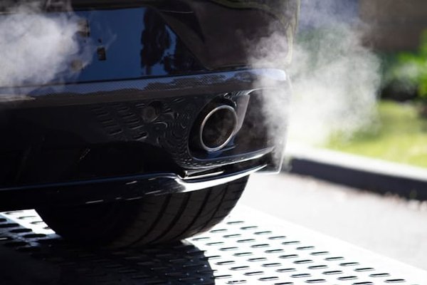 In che modo la manutenzione regolare del sistema di scarico può influenzare le emissioni di un veicolo diesel?